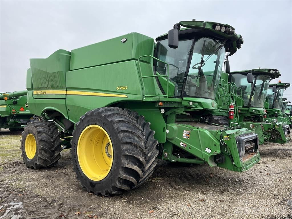 John Deere S790 Ražas novākšanas kombaini