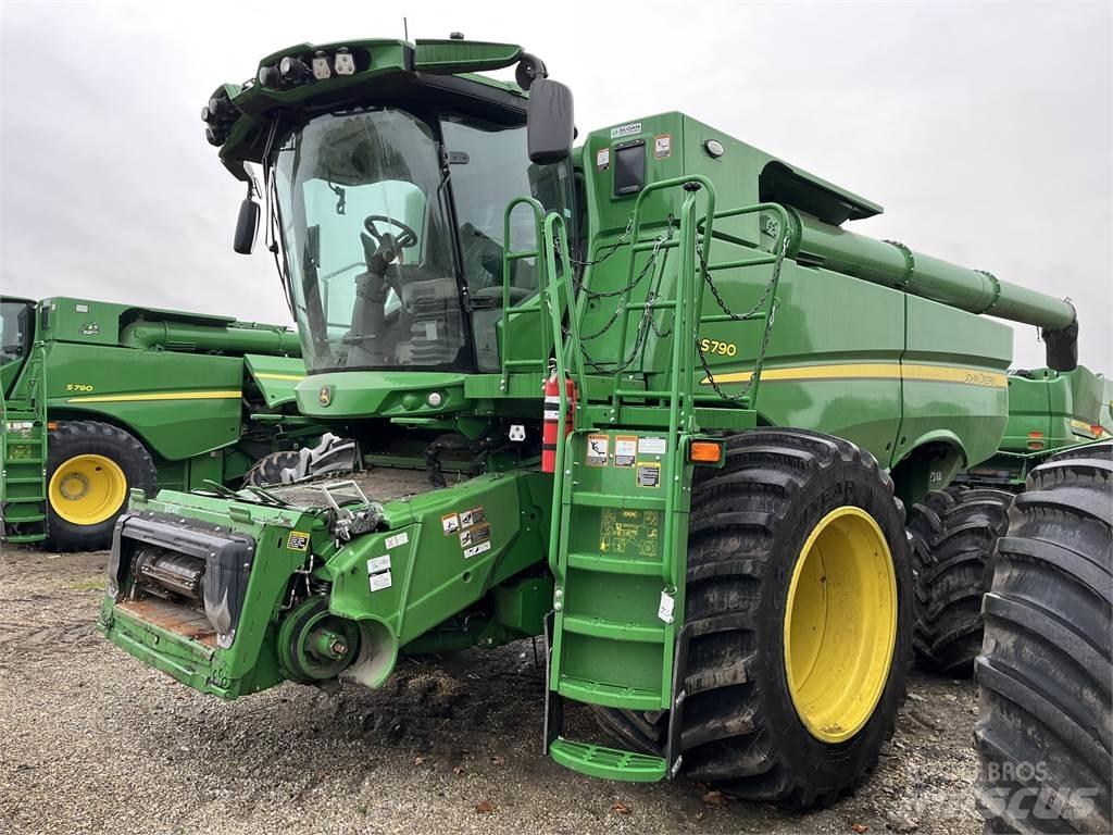 John Deere S790 Ražas novākšanas kombaini