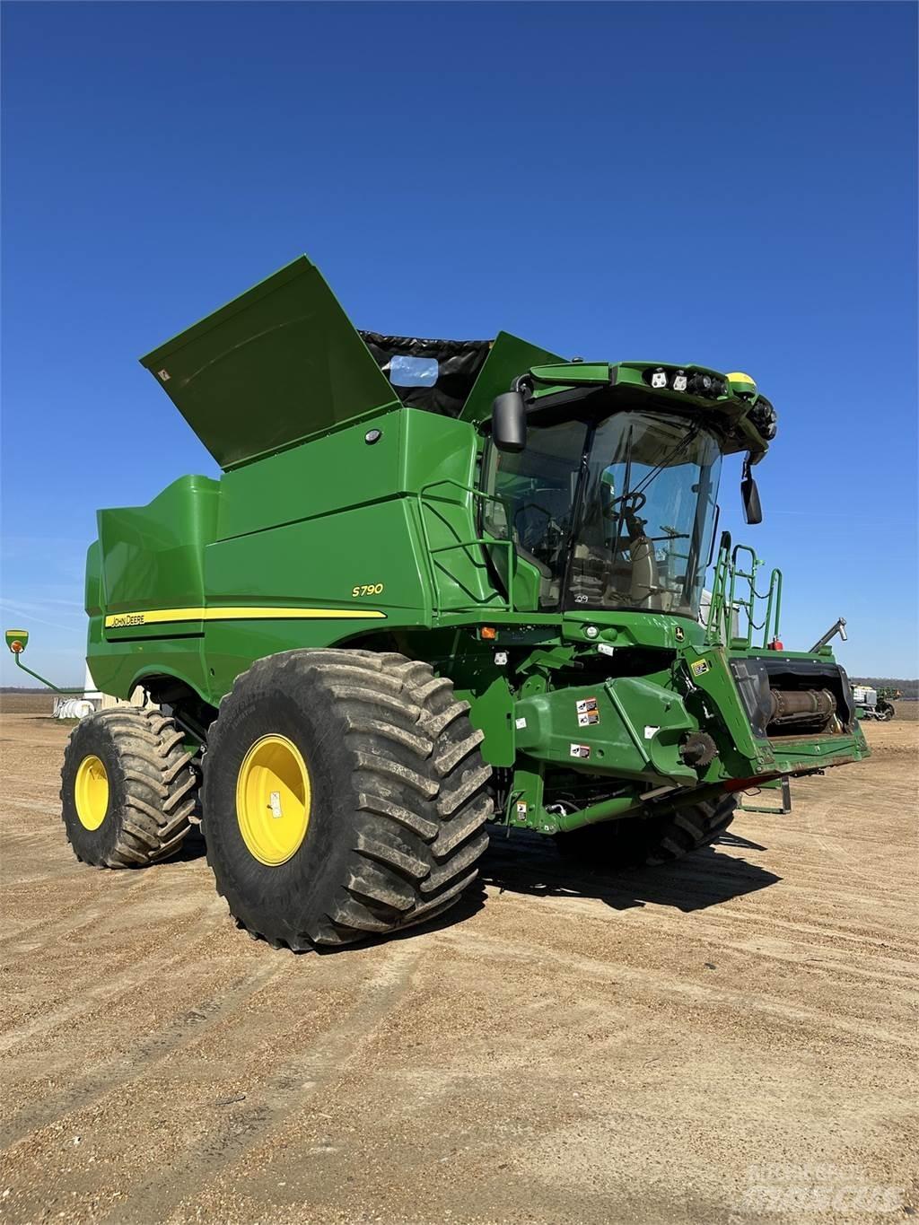 John Deere S790 Ražas novākšanas kombaini