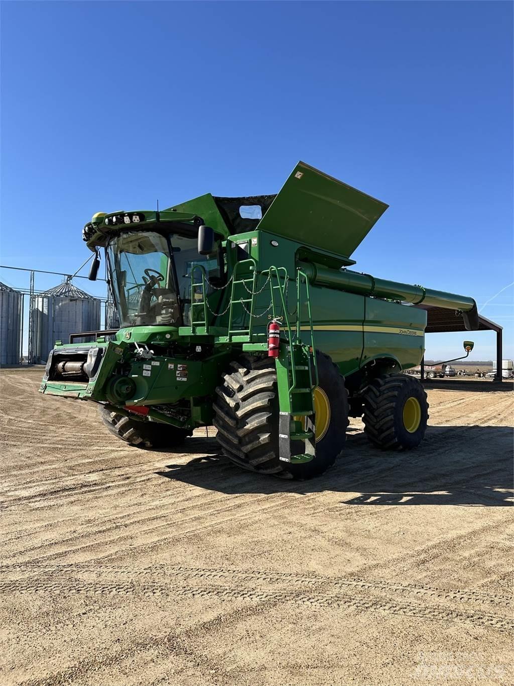 John Deere S790 Ražas novākšanas kombaini