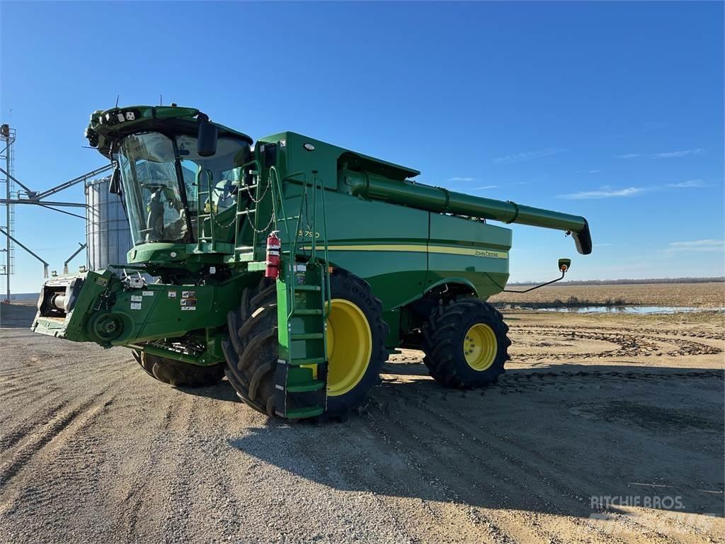 John Deere S790 Ražas novākšanas kombaini