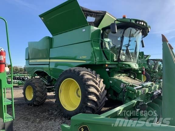 John Deere S790 Ražas novākšanas kombaini