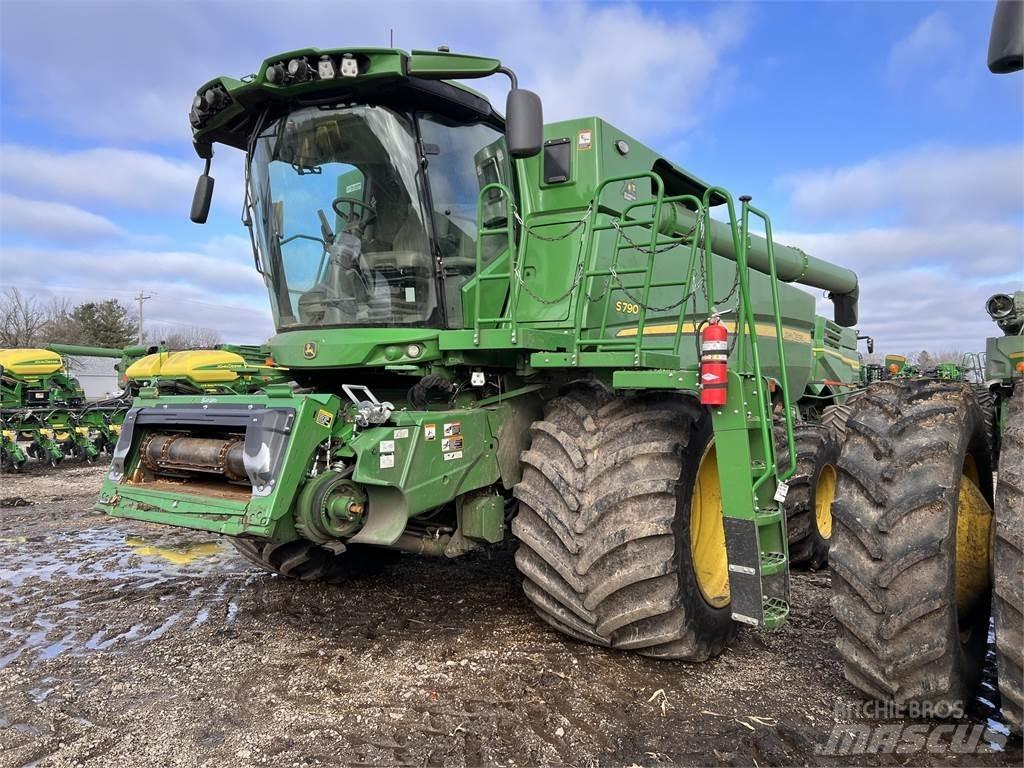John Deere S790 Ražas novākšanas kombaini