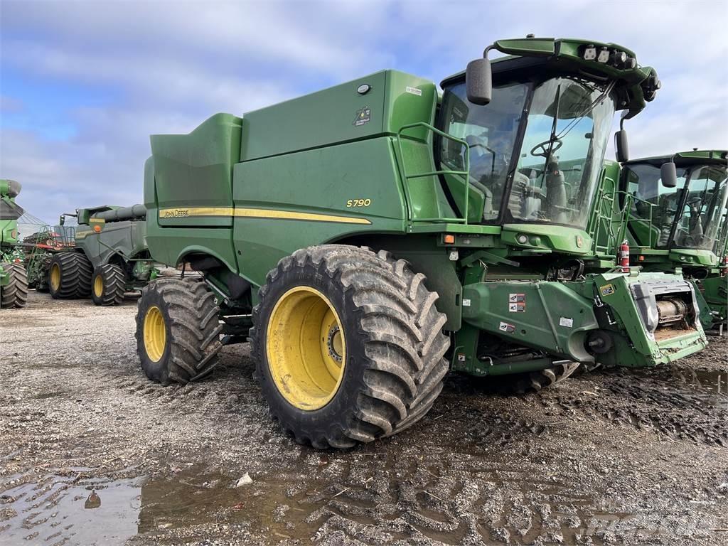 John Deere S790 Ražas novākšanas kombaini