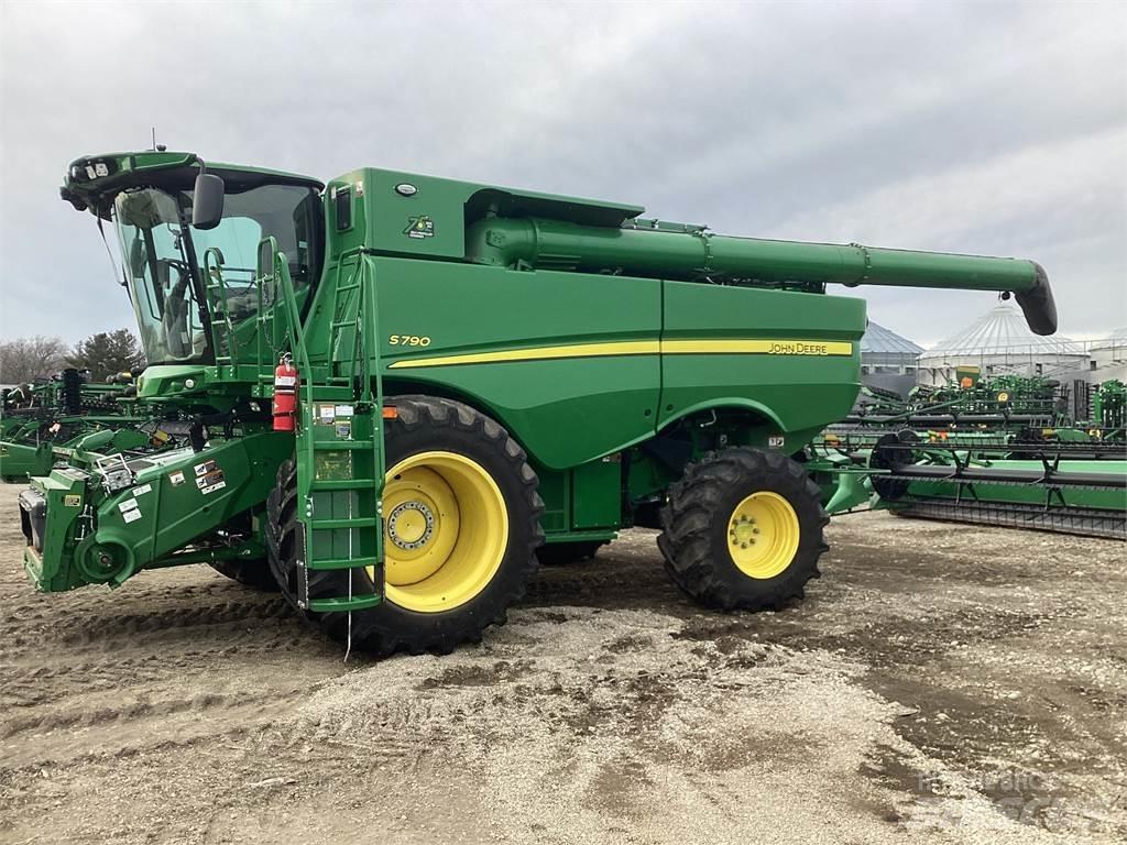 John Deere S790 Ražas novākšanas kombaini