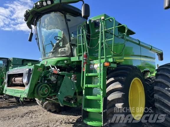 John Deere S790 Ražas novākšanas kombaini