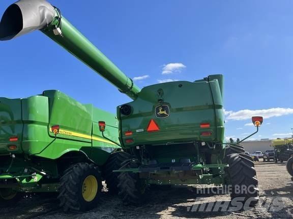 John Deere S790 Ražas novākšanas kombaini