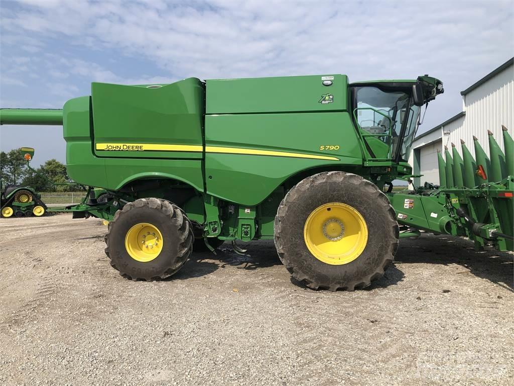 John Deere S790 Ražas novākšanas kombaini