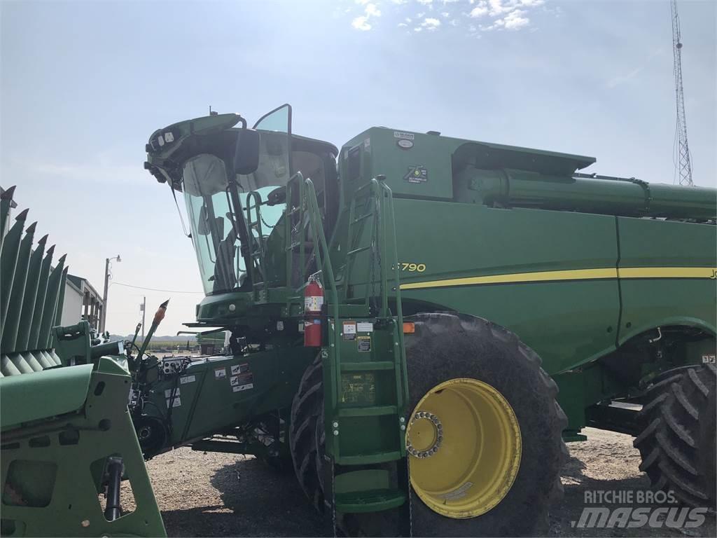 John Deere S790 Ražas novākšanas kombaini