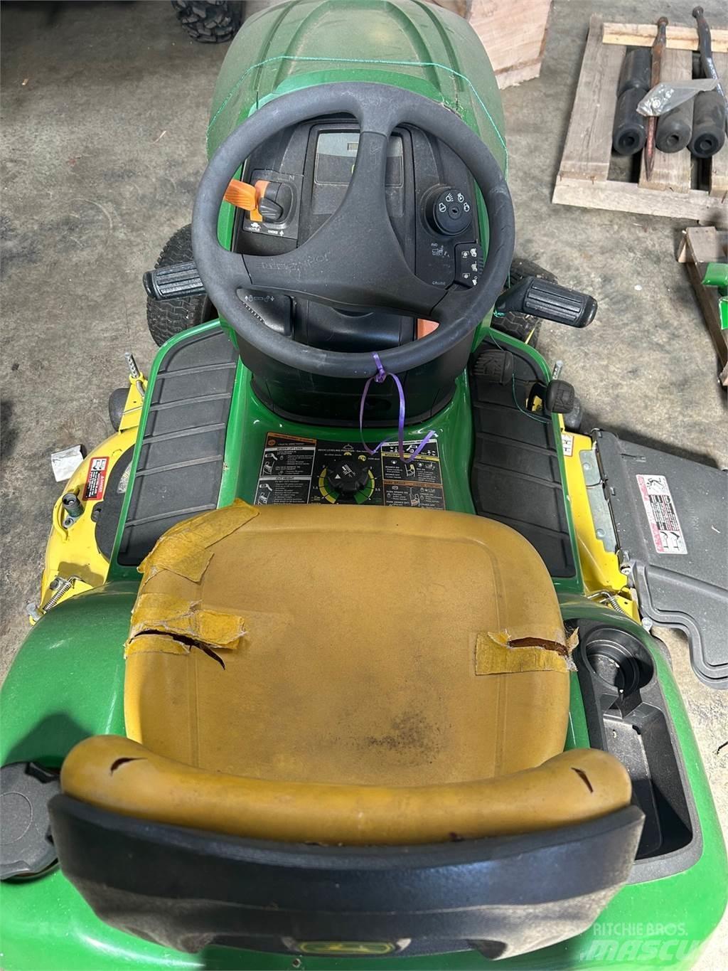 John Deere X300 Mauriņa traktors