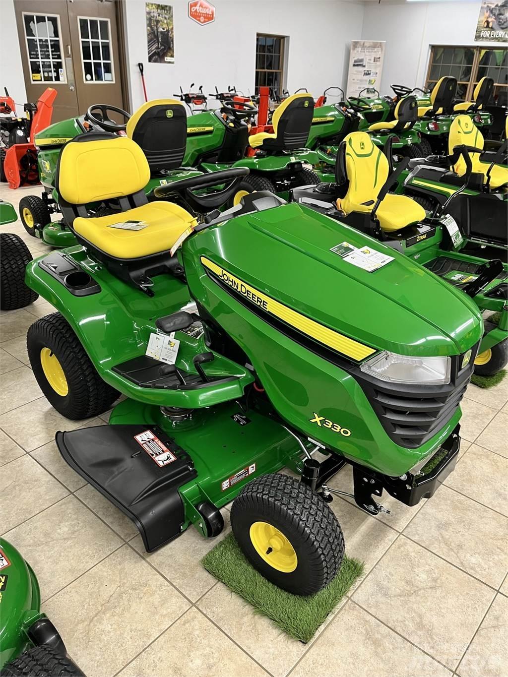 John Deere X330 Kompaktie traktori