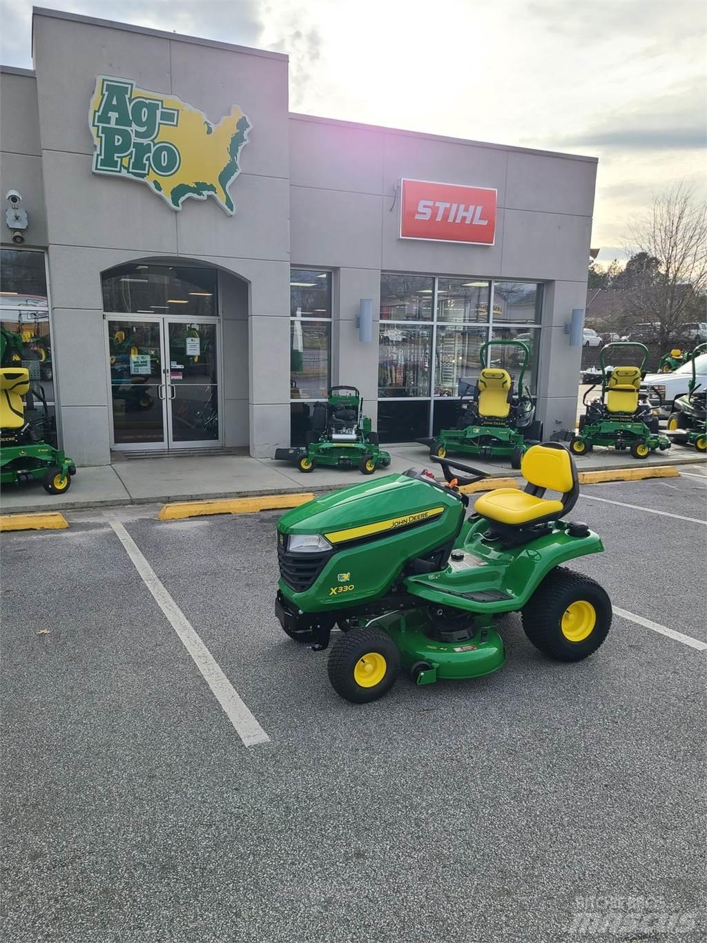 John Deere X330 Kompaktie traktori