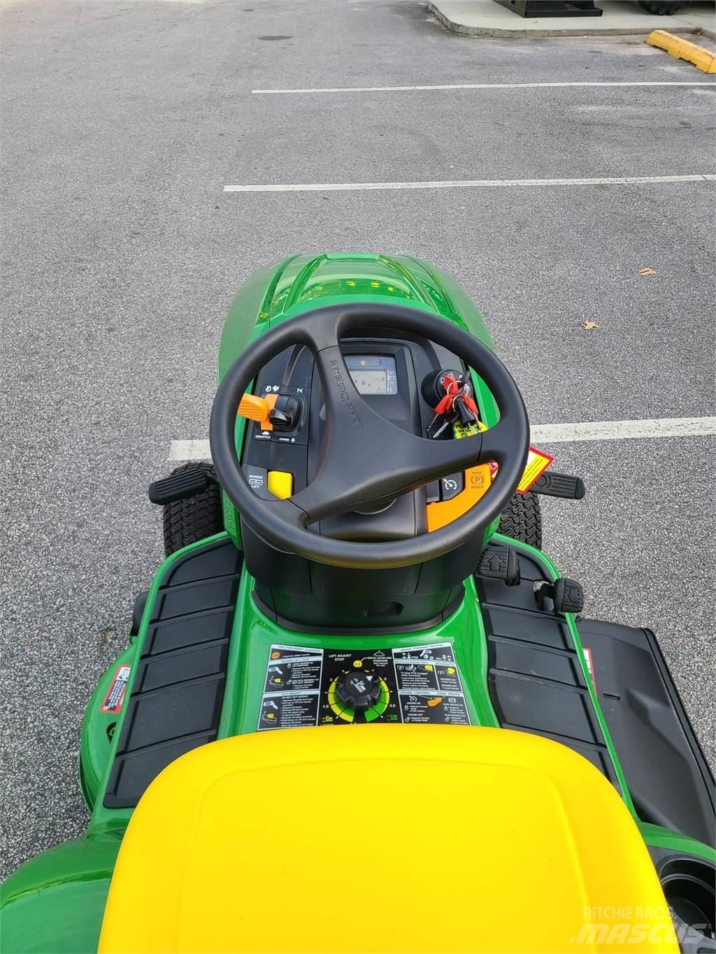 John Deere X330 Kompaktie traktori