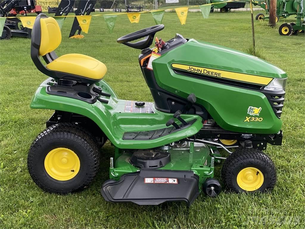 John Deere X330 Kompaktie traktori