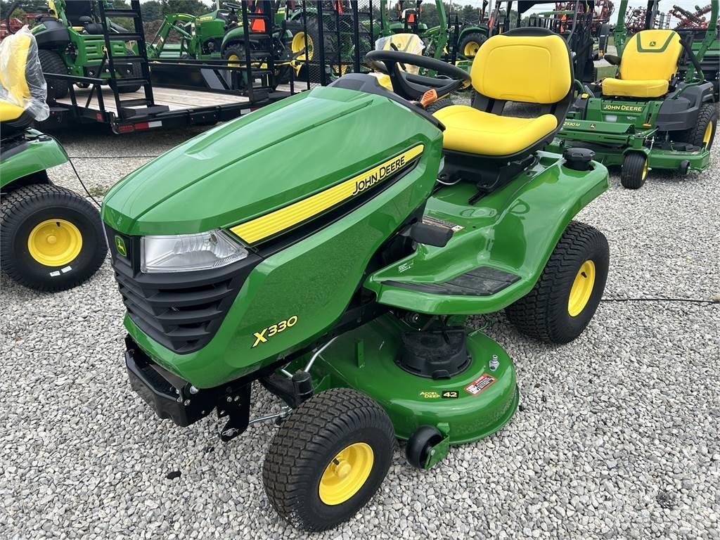 John Deere X330 Kompaktie traktori