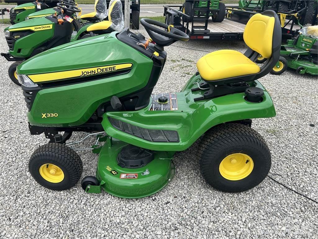 John Deere X330 Kompaktie traktori