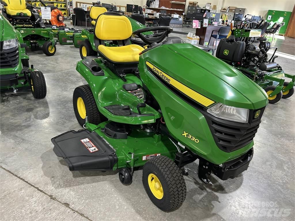 John Deere X330 Kompaktie traktori
