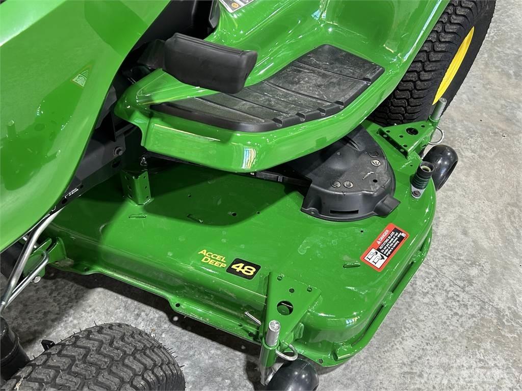 John Deere X330 Kompaktie traktori