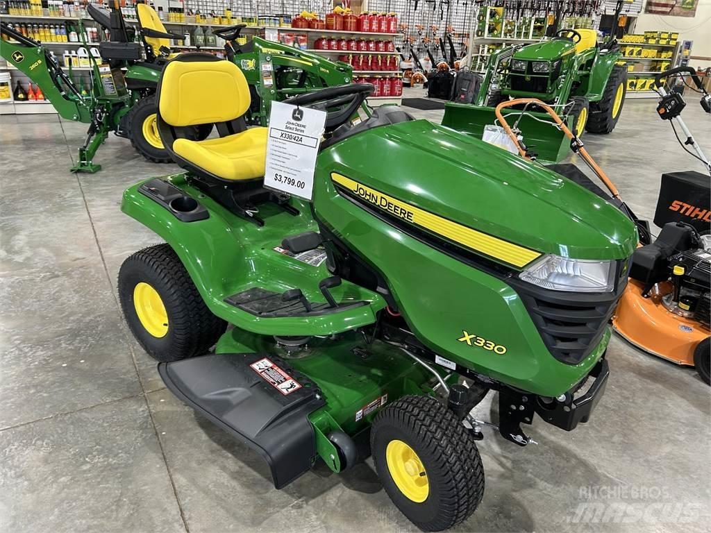 John Deere X330 Kompaktie traktori