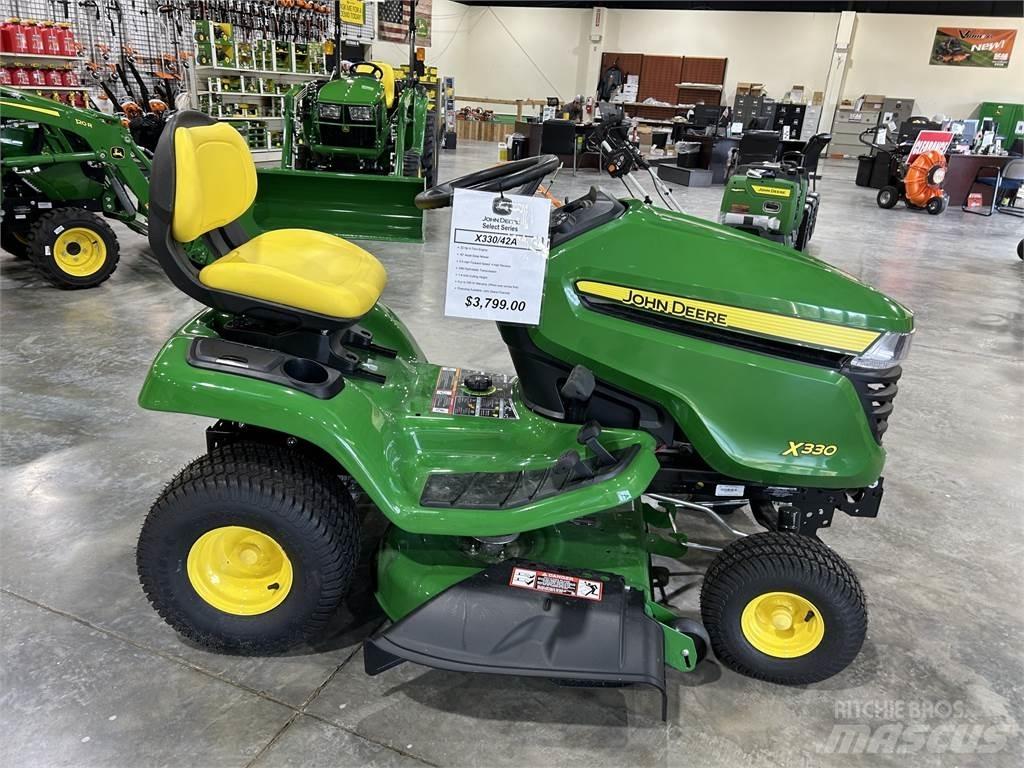 John Deere X330 Kompaktie traktori
