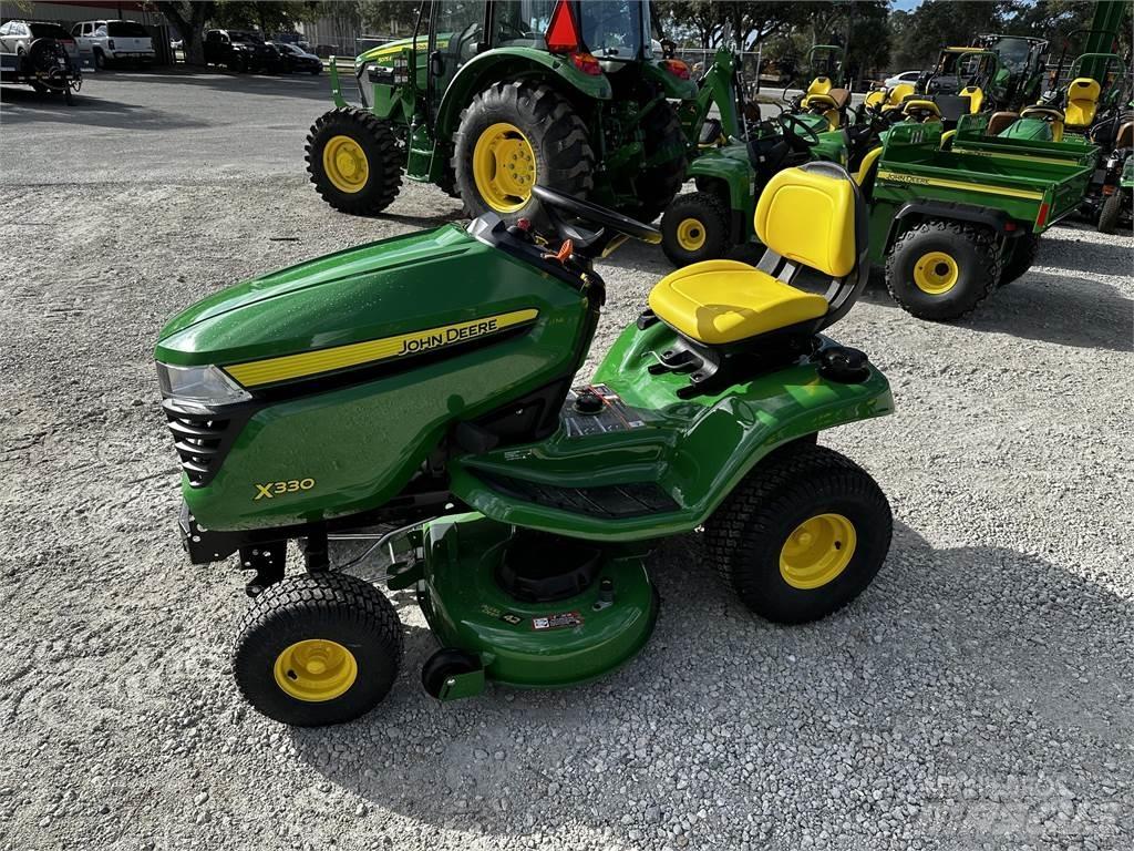 John Deere X330 Kompaktie traktori