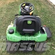 John Deere X330 Kompaktie traktori