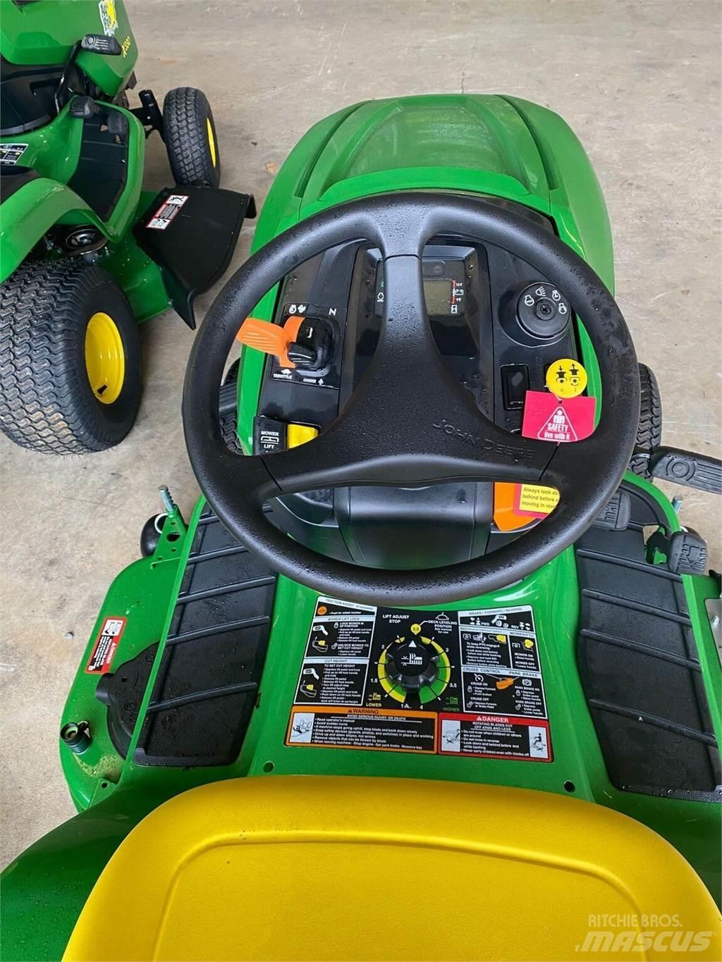 John Deere X330 Kompaktie traktori