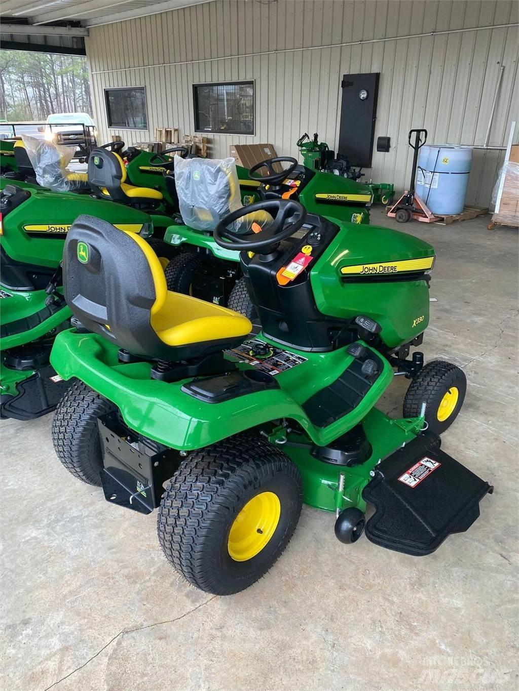 John Deere X330 Kompaktie traktori