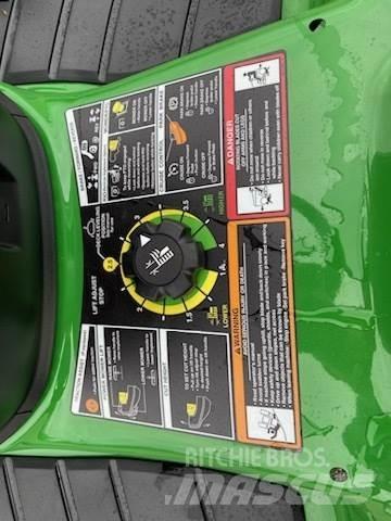 John Deere X370 Kompaktie traktori