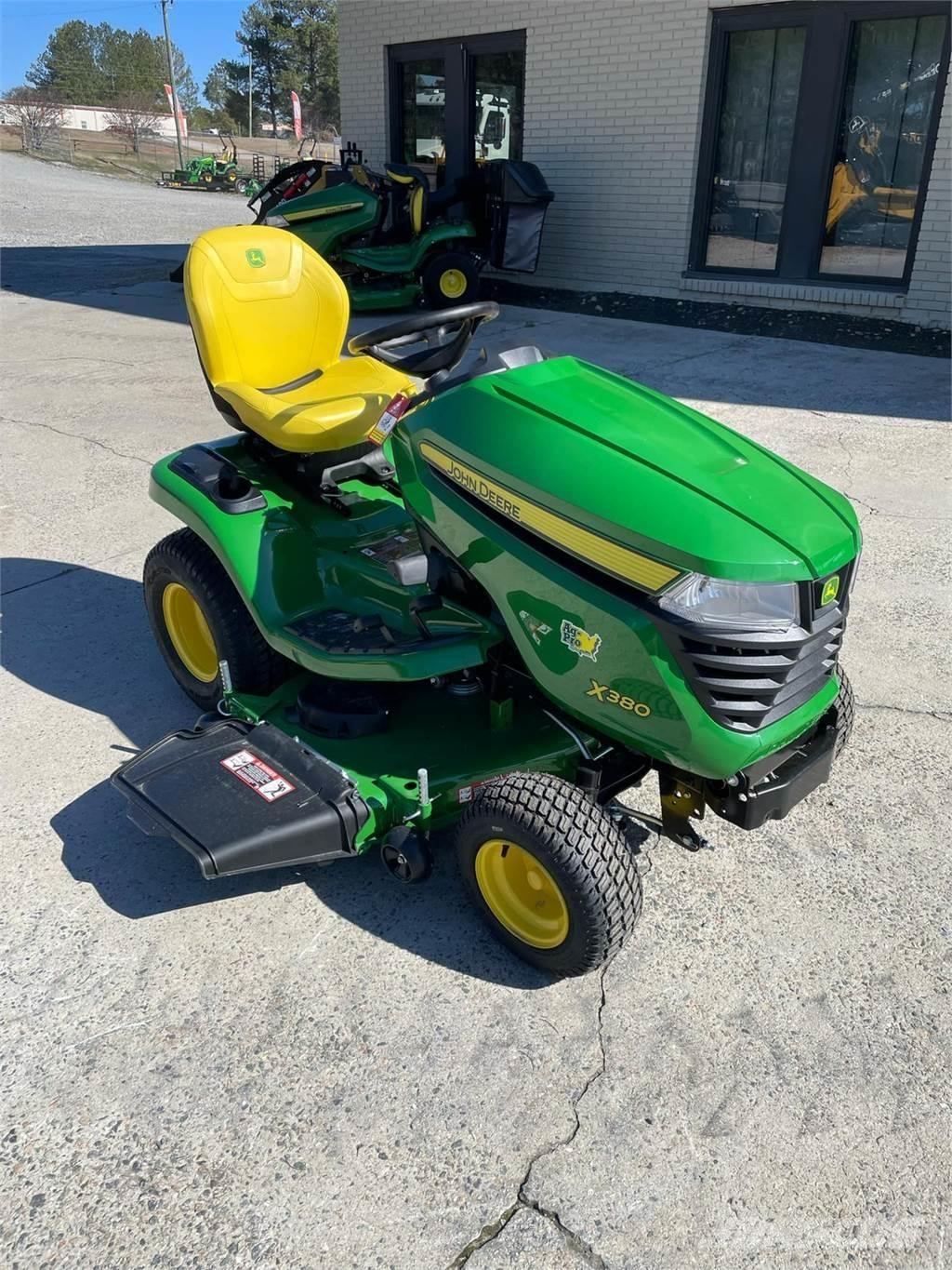 John Deere X380 Kompaktie traktori
