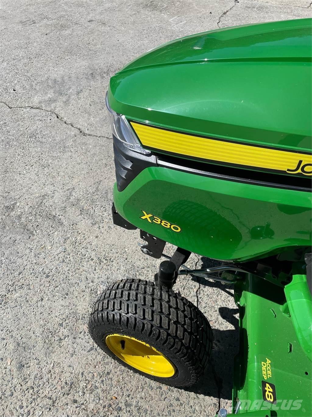 John Deere X380 Kompaktie traktori