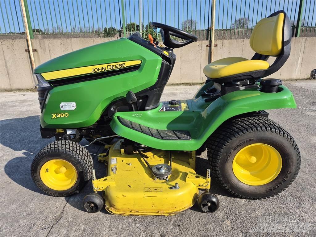 John Deere X380 Kompaktie traktori
