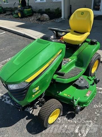John Deere X380 Mauriņa traktors