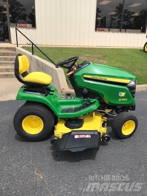 John Deere X380 Kompaktie traktori