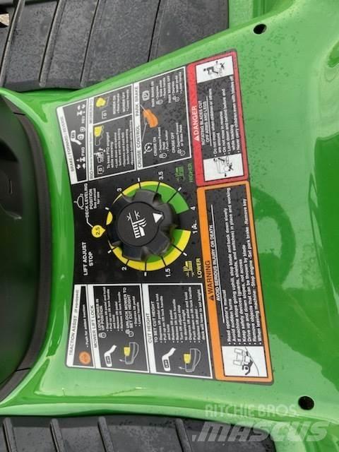 John Deere X380 Kompaktie traktori
