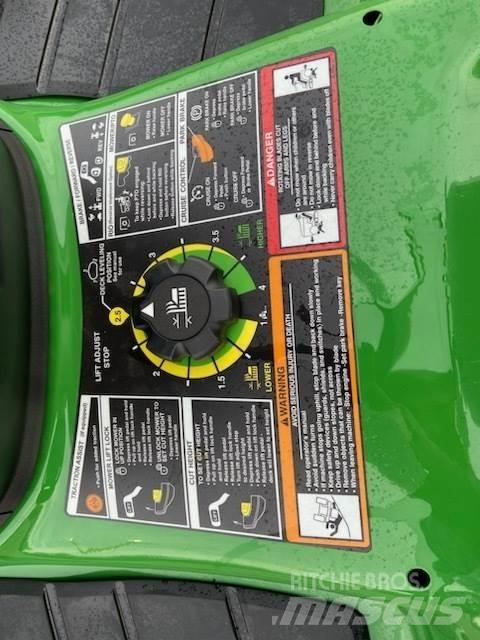 John Deere X380 Kompaktie traktori
