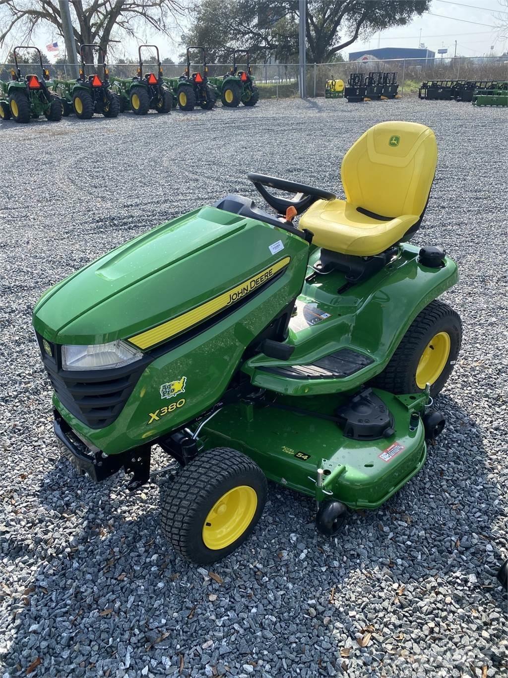 John Deere X380 Kompaktie traktori