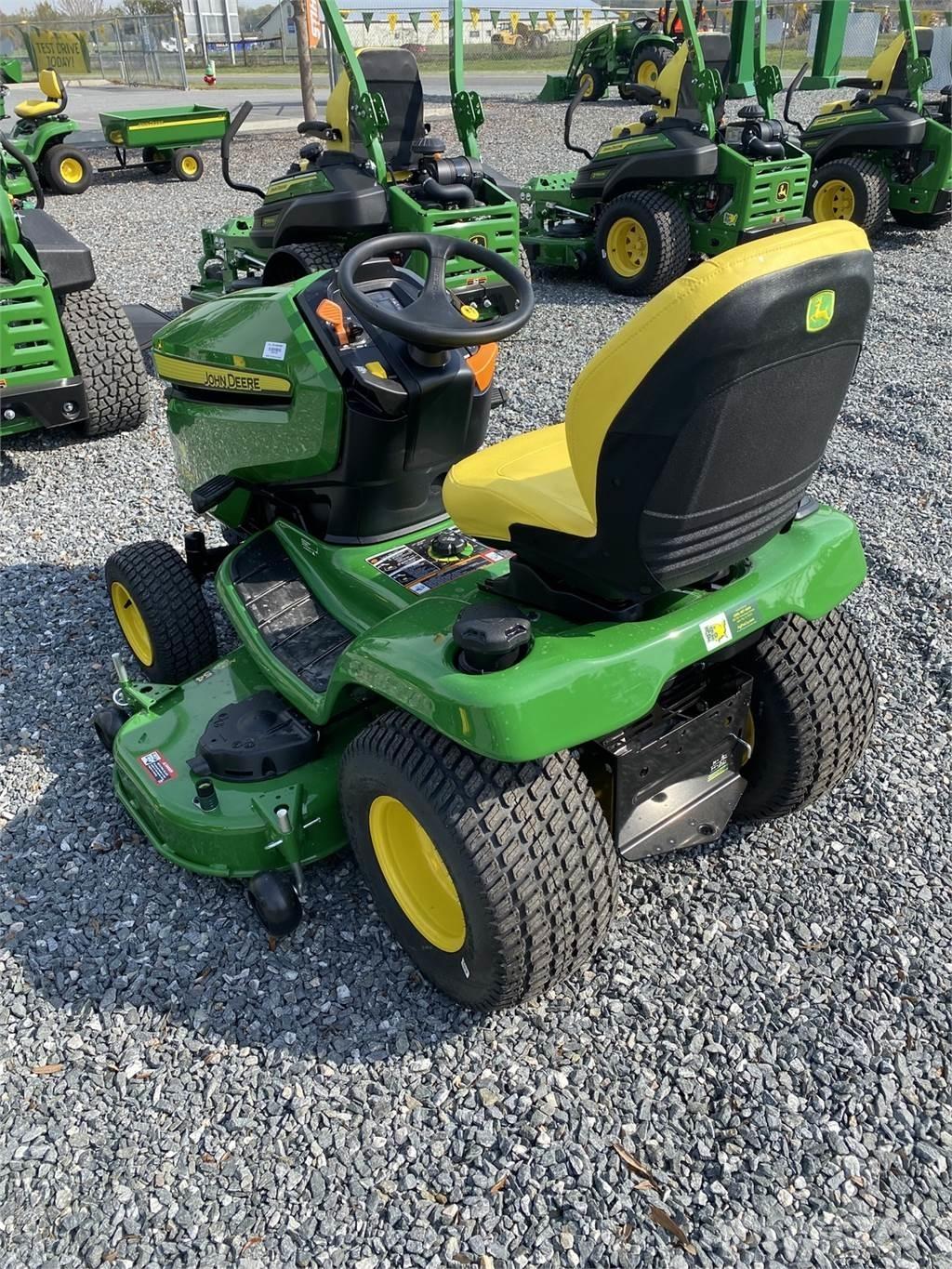 John Deere X380 Kompaktie traktori