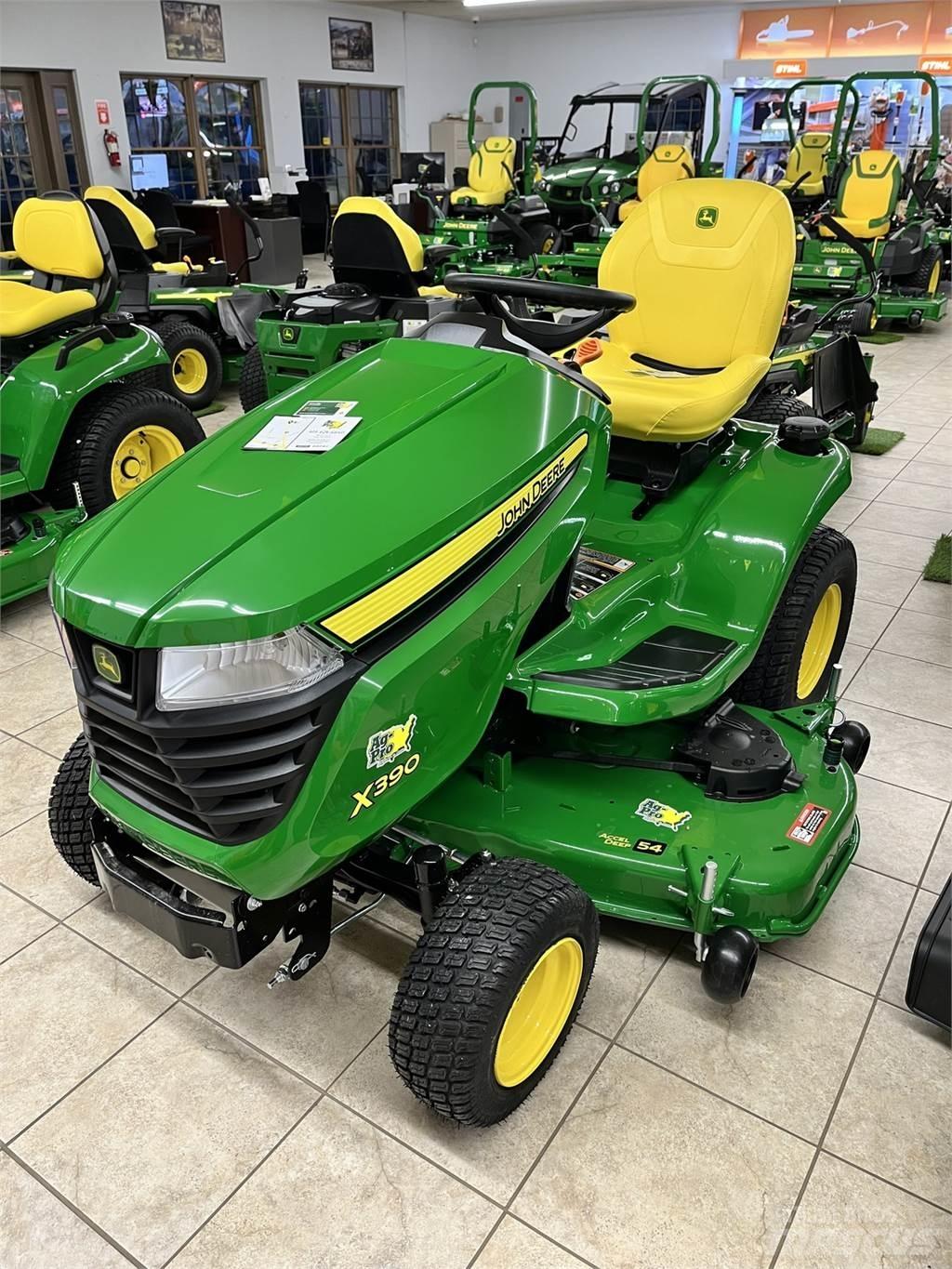 John Deere X390 Kompaktie traktori