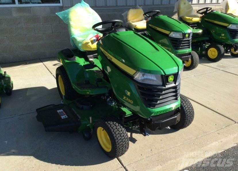 John Deere X390 Kompaktie traktori