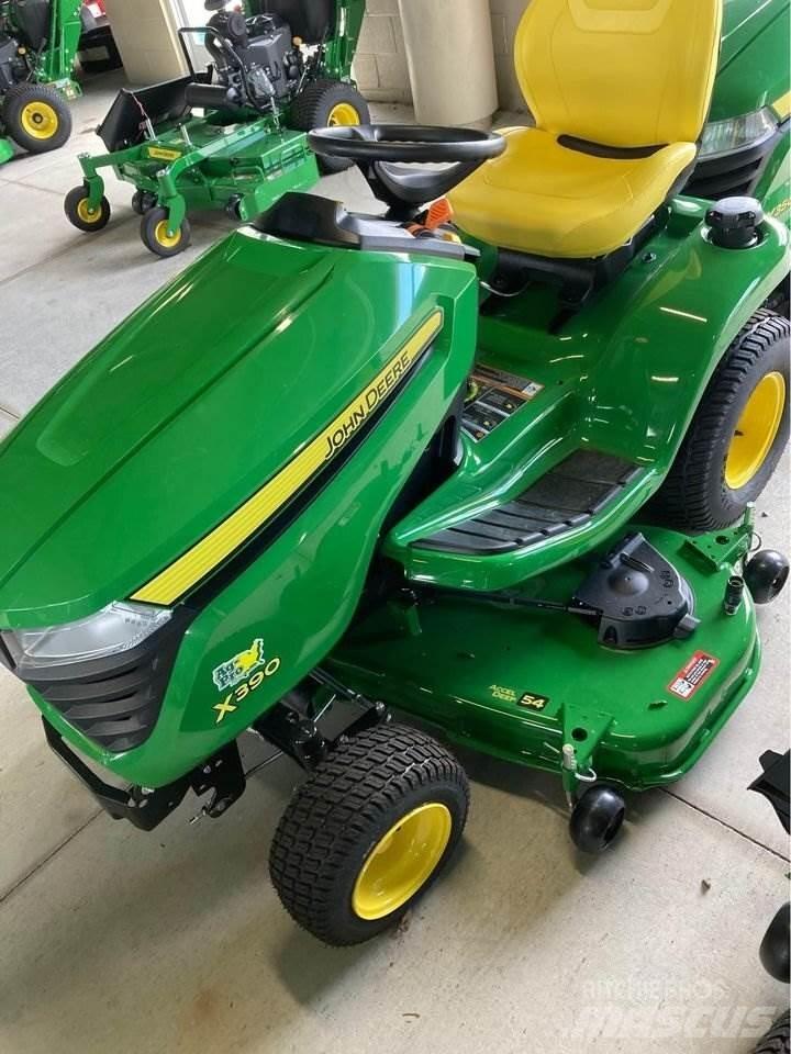 John Deere X390 Kompaktie traktori