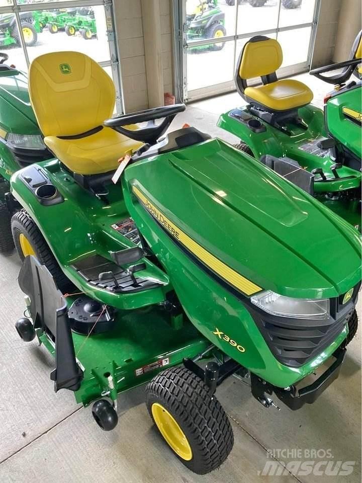 John Deere X390 Kompaktie traktori