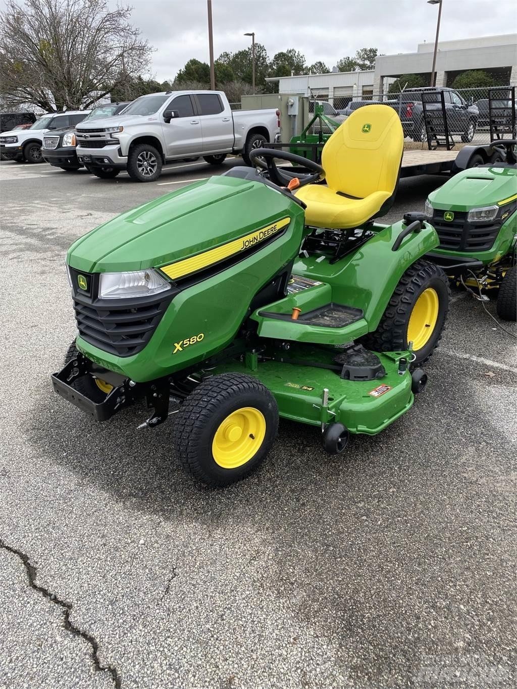John Deere X580 Kompaktie traktori