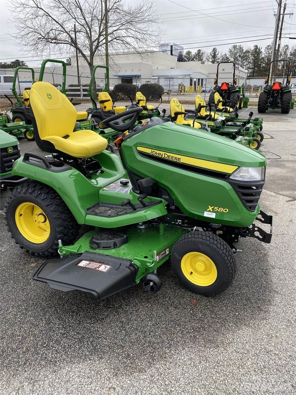 John Deere X580 Kompaktie traktori