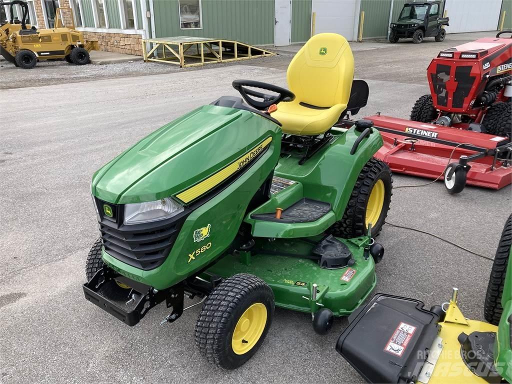 John Deere X580 Kompaktie traktori