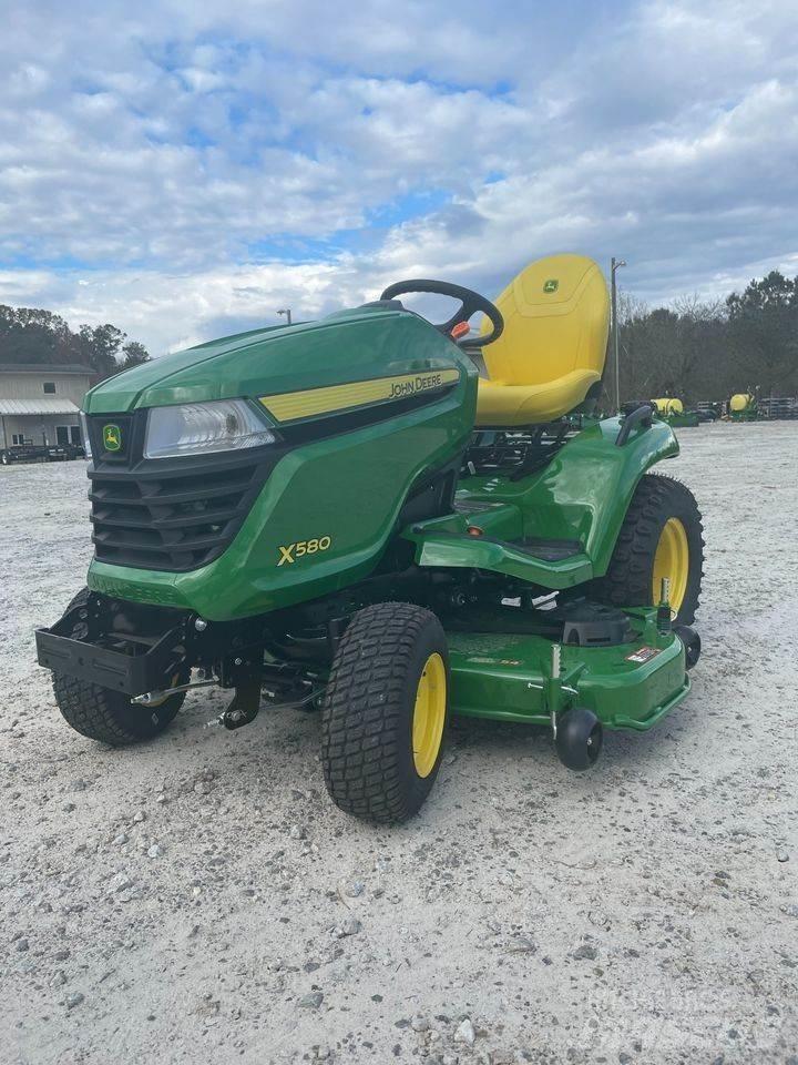 John Deere X580 Mauriņa traktors