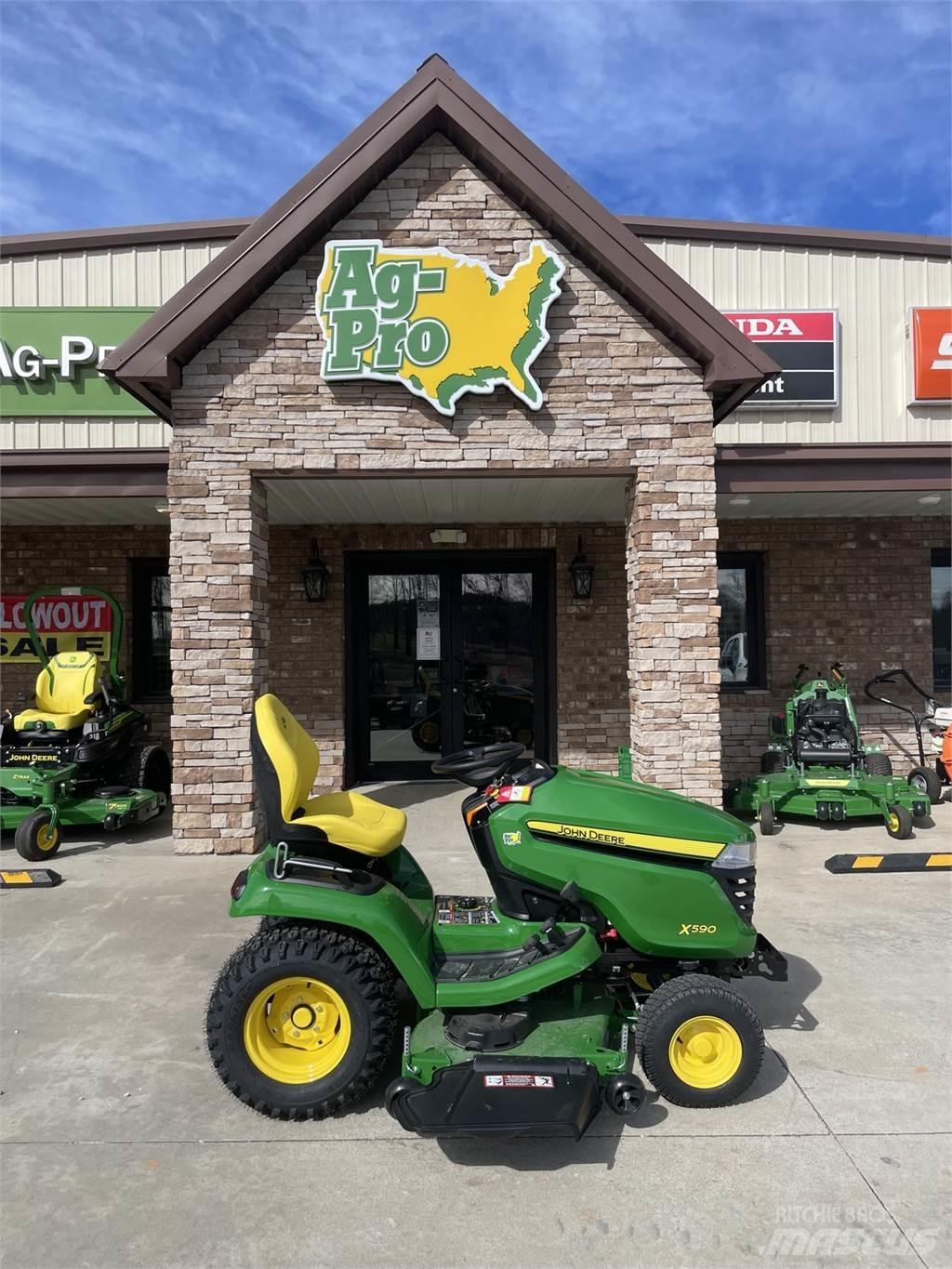 John Deere X590 Kompaktie traktori