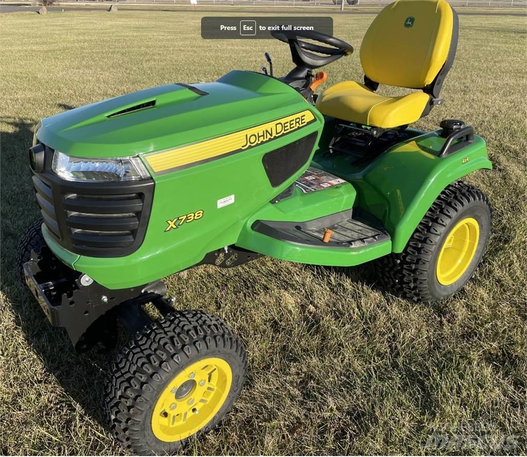 John Deere X738 Kompaktie traktori