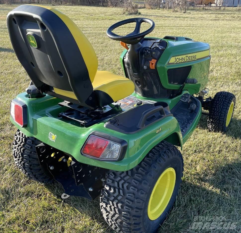 John Deere X738 Kompaktie traktori