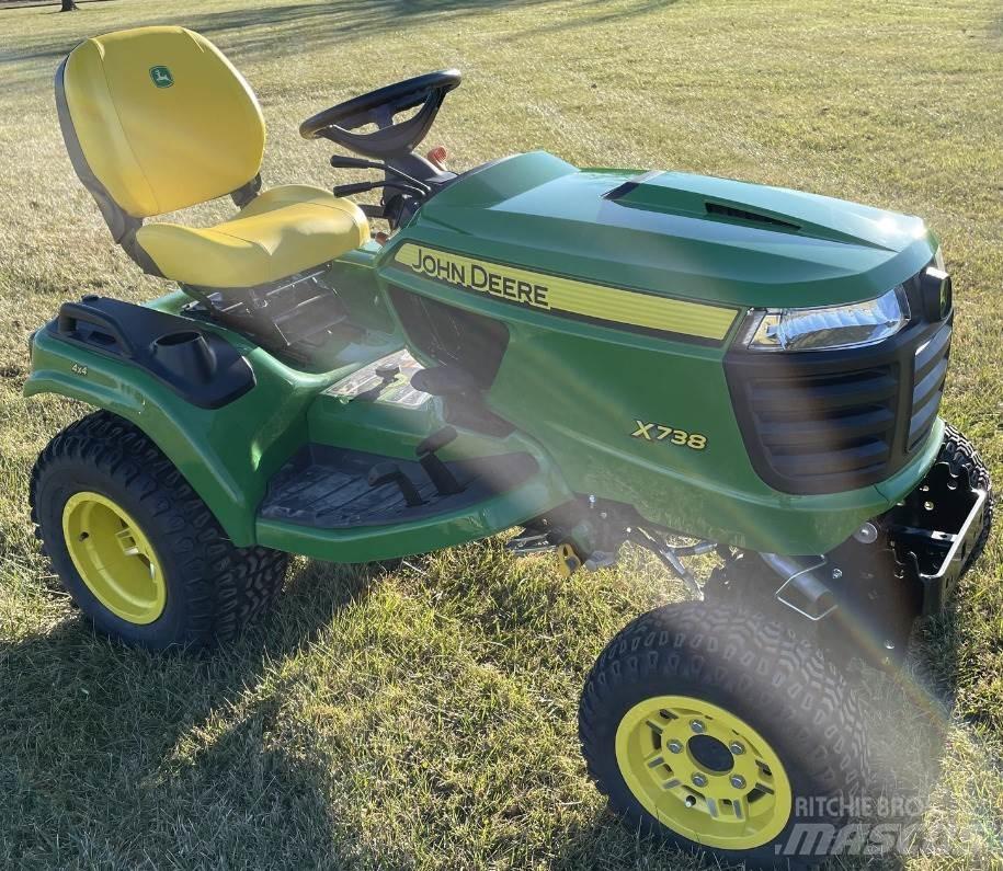 John Deere X738 Kompaktie traktori